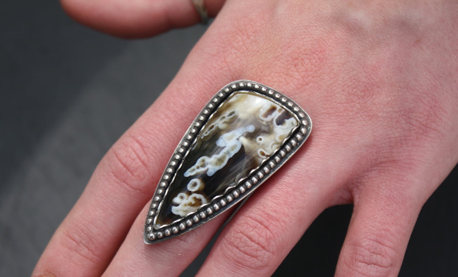 Arco, Röhrenachat, Sterlingsilber, Cocktailring, Mit Perlenrand Arco, Röhrenachat, Sterlingsilber, Cocktailring, Mit Perlenrand von ZenergyJewelry