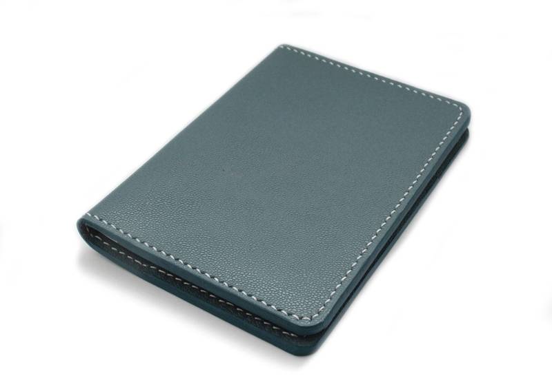 Personalisierte Handgenähte Kaviarmuster-Geprägte Pass-Lederhülle in Smoky Blue | Kostenloses Monogramm von ZenokLeather