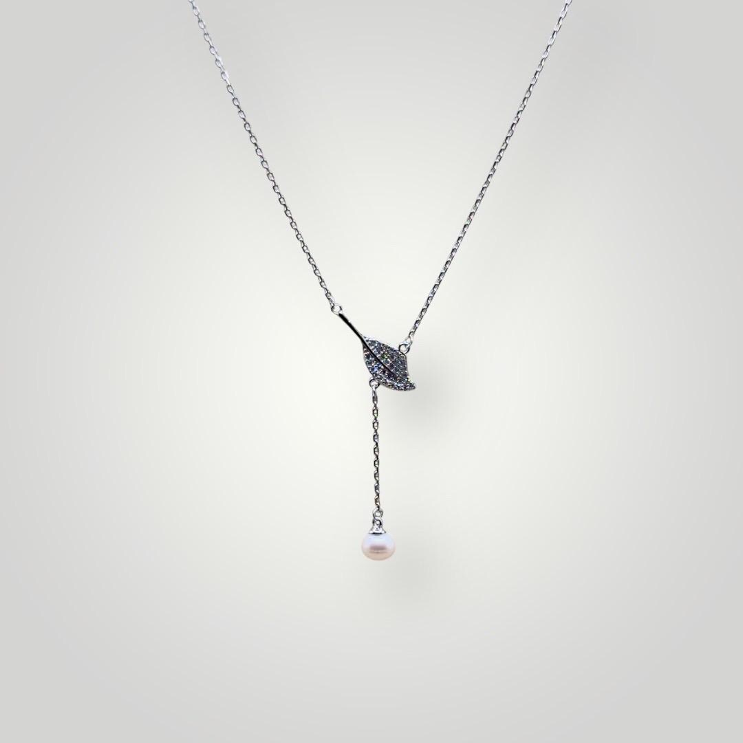 Elegant 925 Sterling Silver Leaf Pendant Necklace With Pearl Drop Elegant 925 Sterling Silver Leaf Pendant Necklace With Pearl Drop von ZenvanaDE