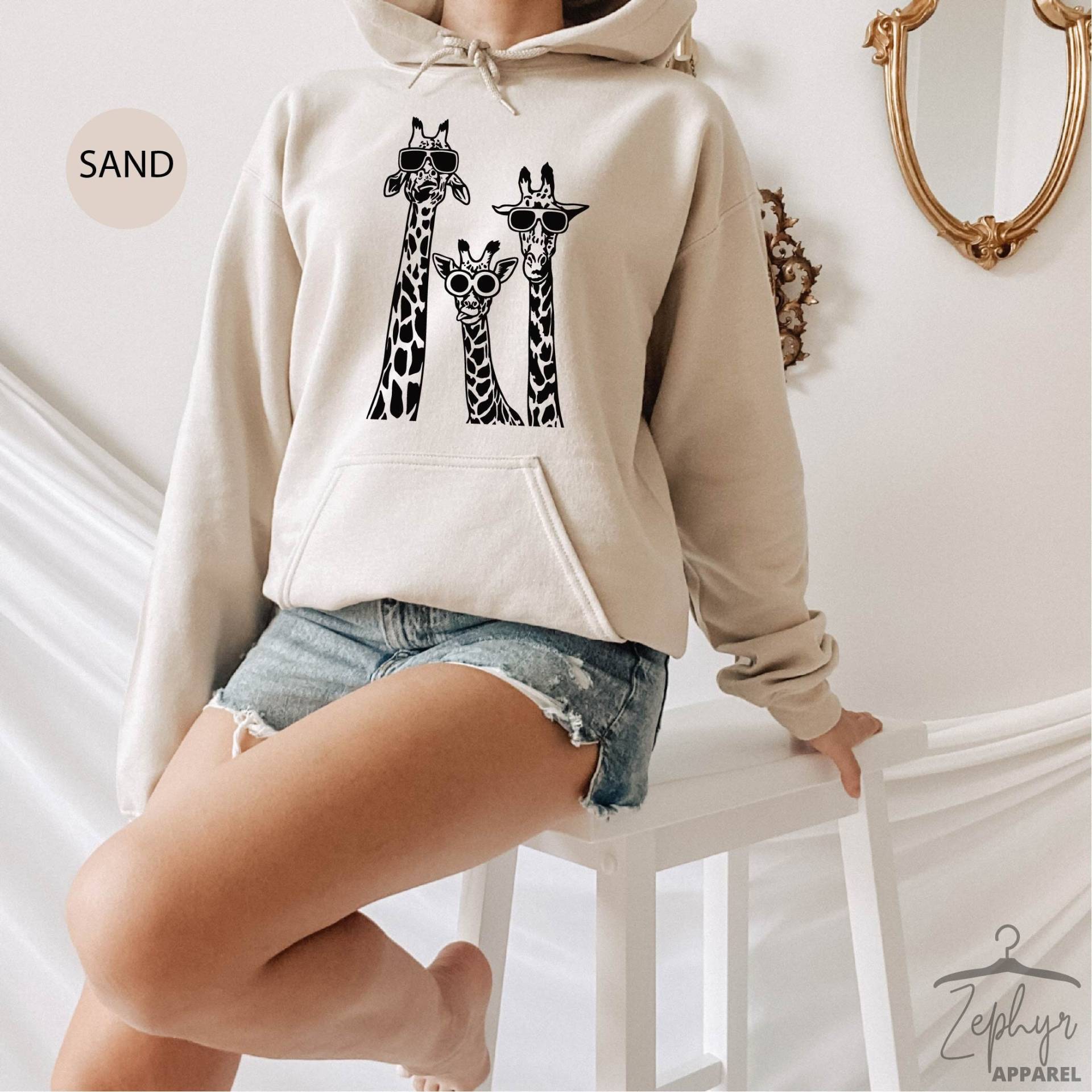 Giraffe Sweatshirt, Geschenk, Baby Giraffe, 3 Giraffen Shirt, Lustige Geschenke, Frauen Tierliebhaber, Tier Hoodie von ZephyrApparel