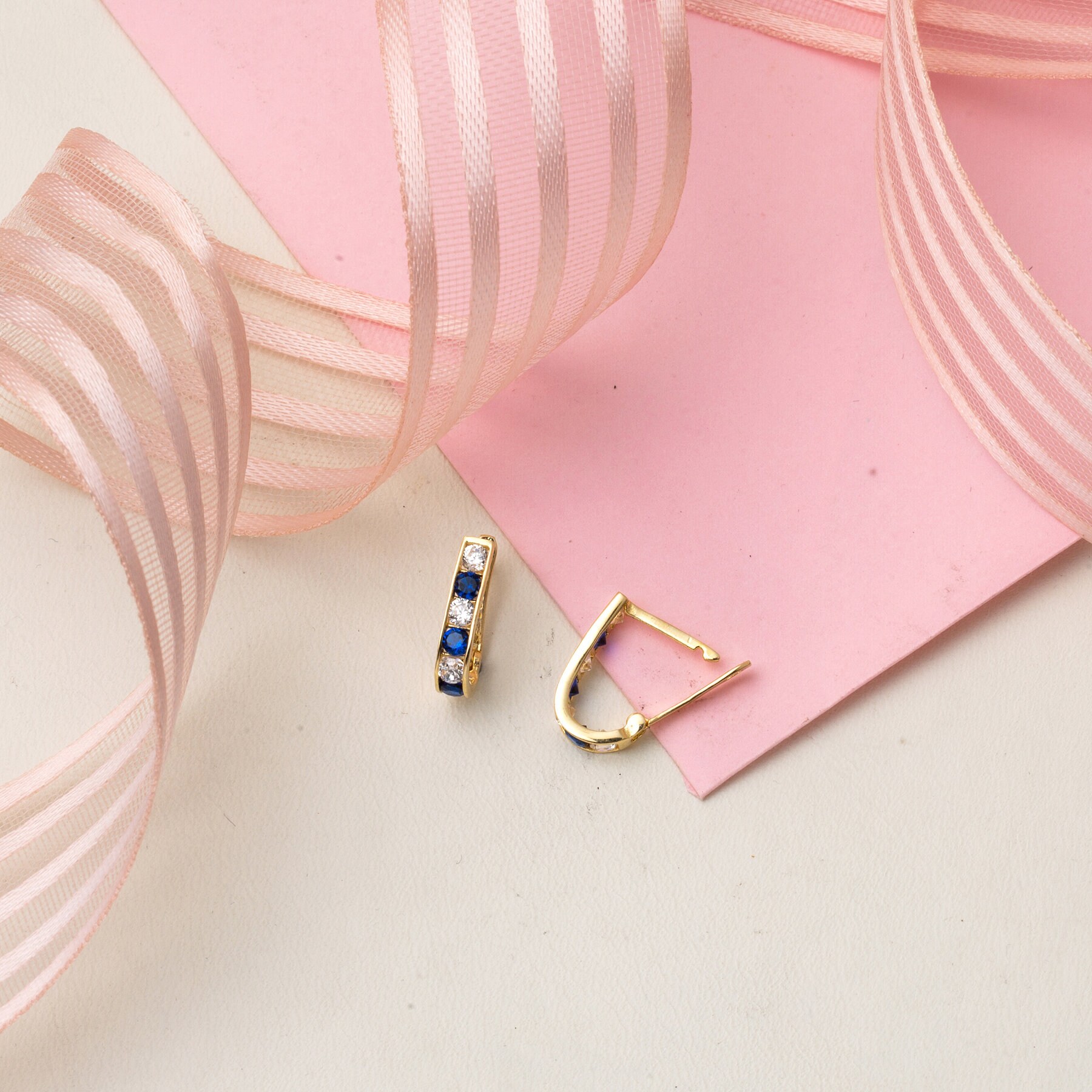 Winzige Blaue Stein Huggie Ohrringe, Gold Kinder 14K Solid Ohrringe Und Jugendliche, Niedliche Edelstein von ZerJewelry