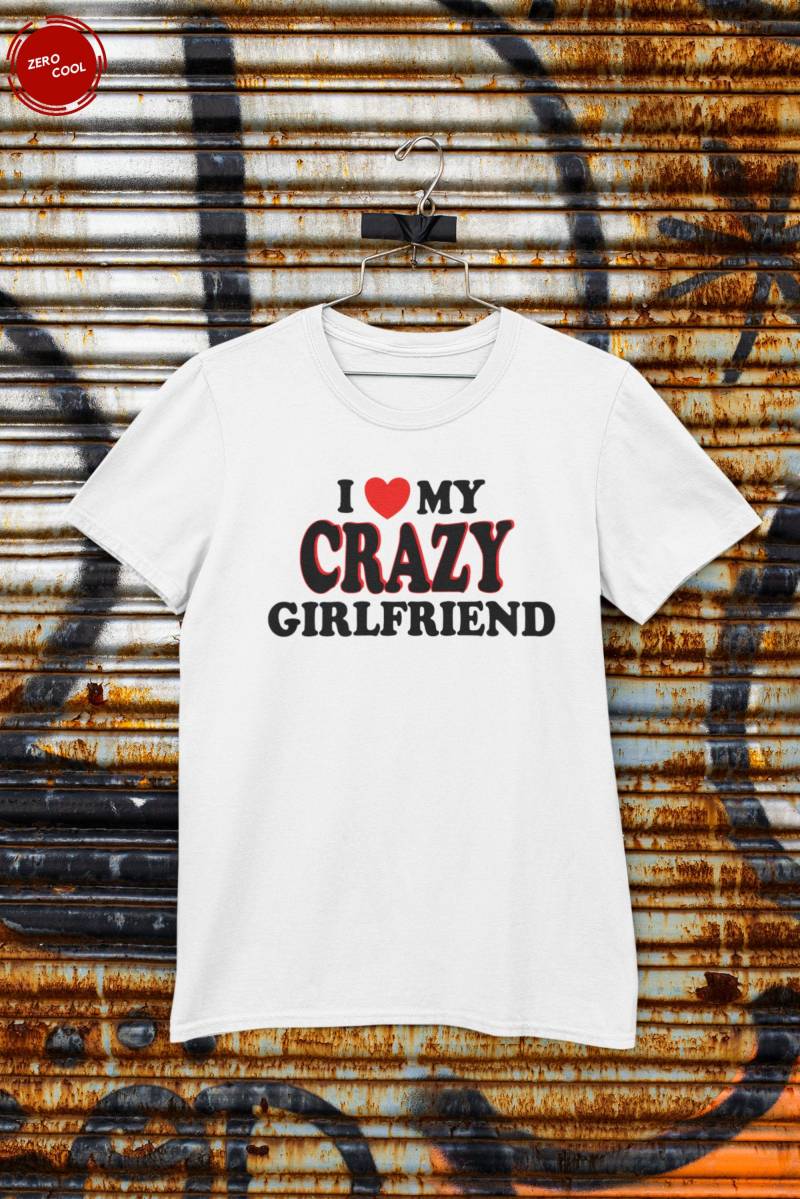 Ich Liebe Meine Verrückte Freundin Niedlich Text Based Relationaship Status & Life Partner Zitat Humor Kurzarm Unisex T-Shirt von ZeroCoolUS