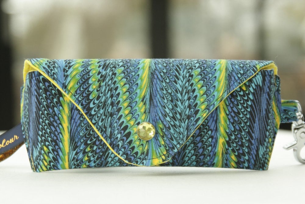 Feder Muster Brillenetui Blau, Grün & Gelb Baumwolle Mit Pearl Snap Feder Muster Brillenetui Blau, Grün & Gelb Baumwolle Mit Pearl Snap von Zest4Colour