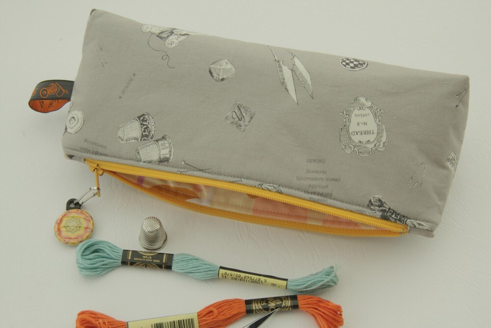 Nähzubehör Tasche Stickerei Material Baumwolle, Reißverschluss in Gelb Nähzubehör Tasche Stickerei Material Baumwolle, Reißverschluss in Gelb von Zest4Colour