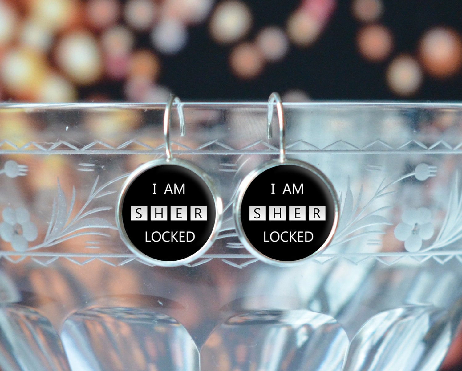 Sherlock Holmes Ohrringe - Jewery I Am Sherlocked Zitat Schwarz Und Weiß Damen Accessoires Silber Geschenk Sherlock Holmes Ohrringe - Jewery I Am Sherlocked Zitat Schwarz Und Weiß Damen Accessoires Silber Geschenk von ZestGifts