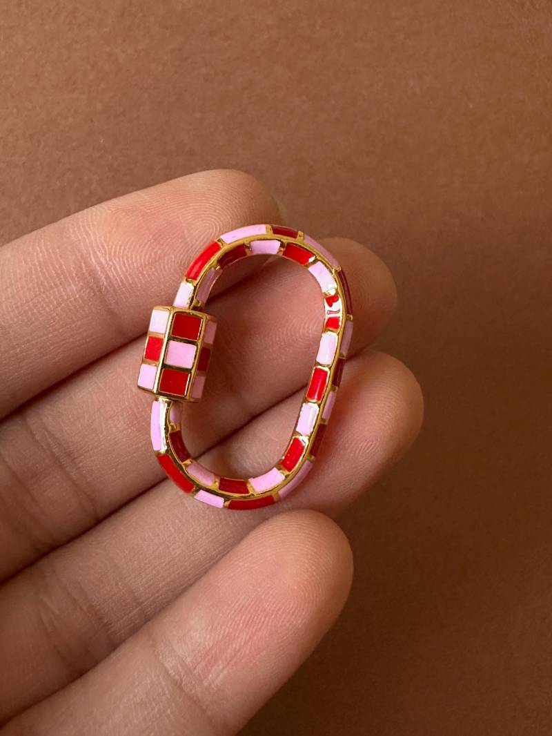 Handgefertigte Rot & Pink Emaille Sterling Silber Karabiner Schloss Anhänger von ZewarStudio