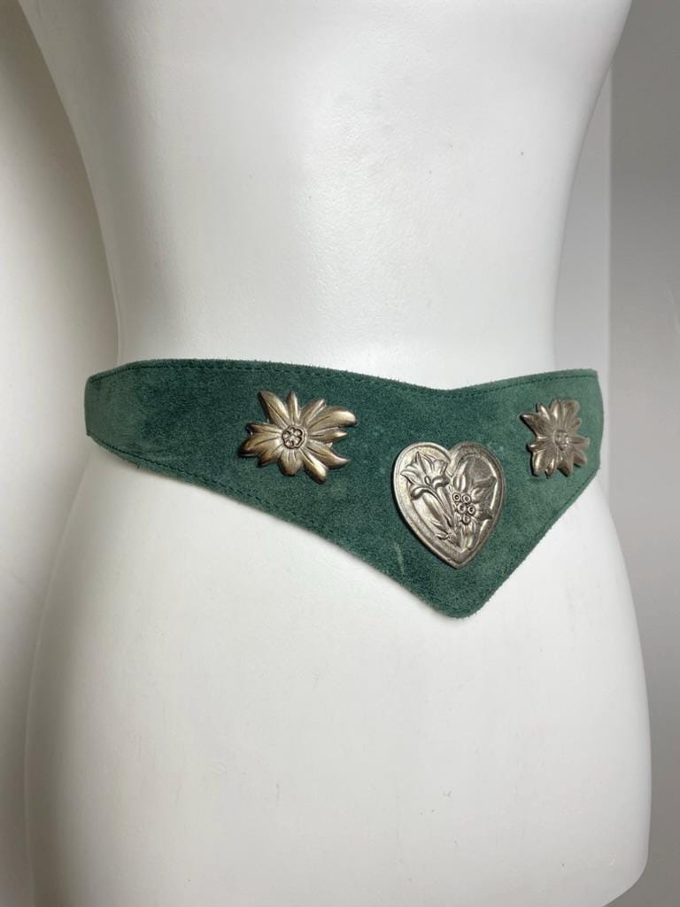 Vintage Grüner Wildledergürtel Mit Silber Blumen Und Herz Details - Alpiner Boho Statement Gürtel von Zeynotify