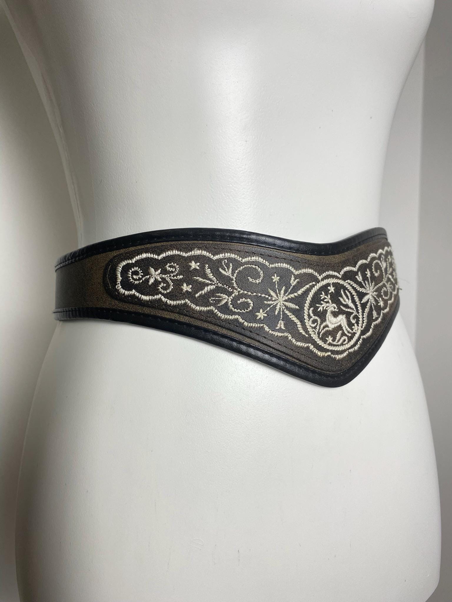 Vintage Trachtengürtel Mit Gesticktem Blumenmuster von Zeynotify