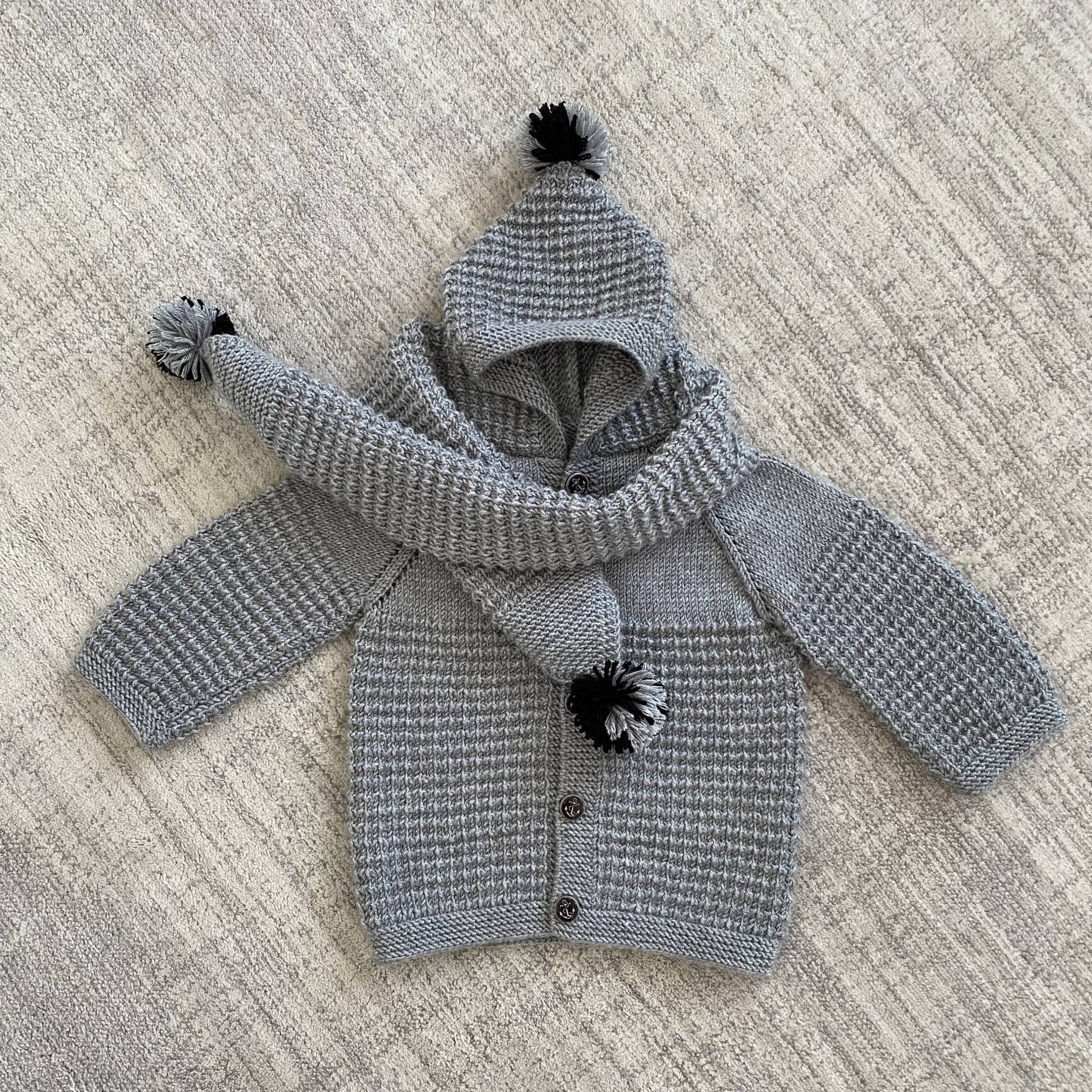 Baby Strickjacke Und Schal, Graue Strickjacke, Boy Outfit, Kleinkind Handgestrickte Pullover, Handgefertigte Hoodie Mit Bommel von ZezesBabyWorld