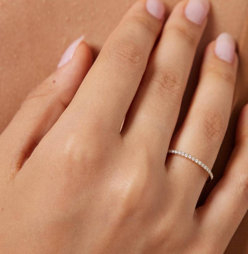 Frauen Moissanite Halbe Eternity Band 14K Rose Gold, 1, 2 Mm Dünne Ehering, Zierliche Gold Ehering von Zhedora