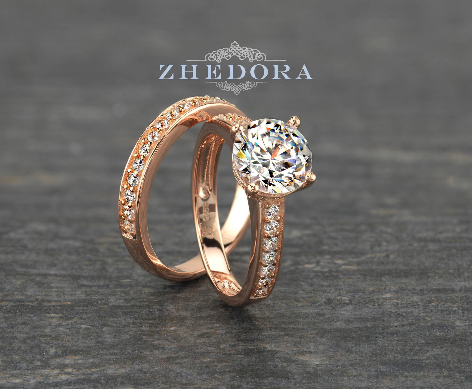 Channel Set Braut Rundschliff 2.0 Karat Rose Überzogen Verlobungsring Hochzeitsset Mit Band Von Zhedora von ZhedoraArgento