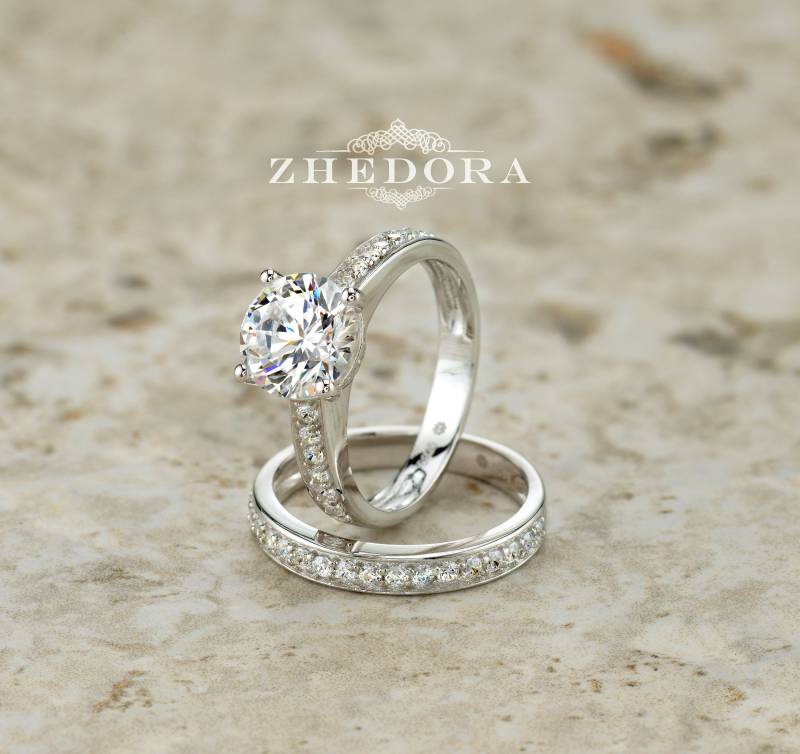 Channel Set Braut Rundschliff 2.0 Karat Verlobungsring Hochzeitsset Mit Band Rhodium Überzogen Von Zhedora von ZhedoraArgento