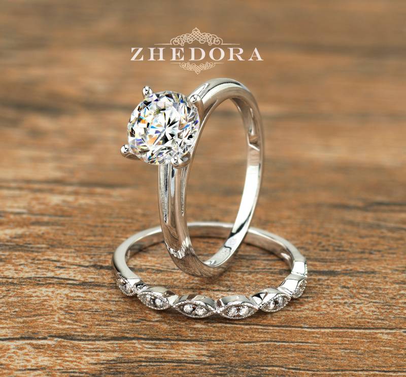 Solitaire Art-Deco-Braut-Set 2.1 Ct Brilliant Rundschliff .925 Sterling Silber Rhodium Überzogene Simulierte Diamant-Verlobungsring-Hochzeits-Set von ZhedoraArgento