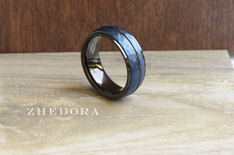 Zwei Getönten Blau Gebürstet Wolfram Herren Ehering Gehämmert Band Hochglanzpoliert Abgesteppte Kante von ZhedoraArgento