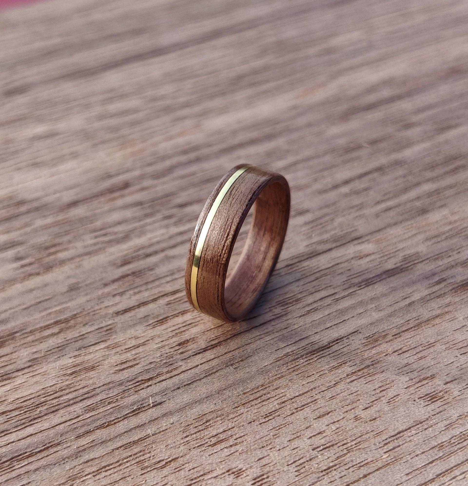 Bentwood Walnuss Ring Gold Inlay Handmade Verlobungsring Hochzeit Band Holzring Geschenk Bentwood Walnuss Ring Gold Inlay Handmade Verlobungsring Hochzeit Band Holzring Geschenk von ZhuksCustoms