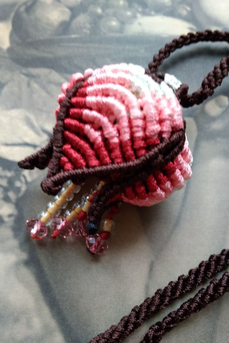 Anhänger Macrama Fuksia Anhänger Macrama Fuksia von ZhurkaMacrame