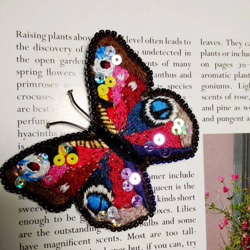 Bestickte Glatt Schmetterling Brosche von ZhurkaMacrame