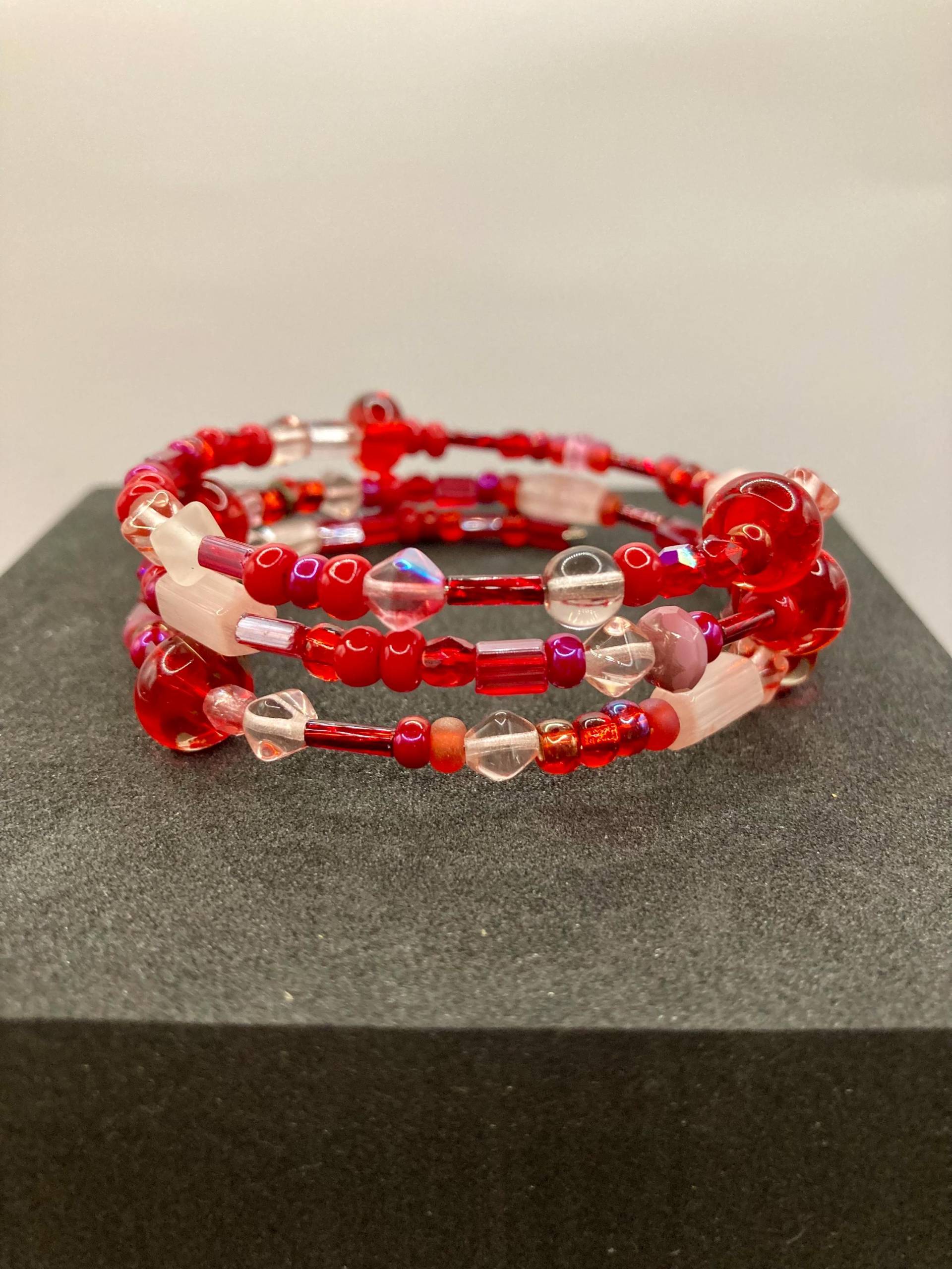 Flexibler Spiralarmreif | Glasperlen, Schwarz, Rot, Ungewöhnlich, Extravagant, Geschenk, Luxus, Fröhlich, Weihnachten, Dirndl, Lässig, Edel von Zickenzier