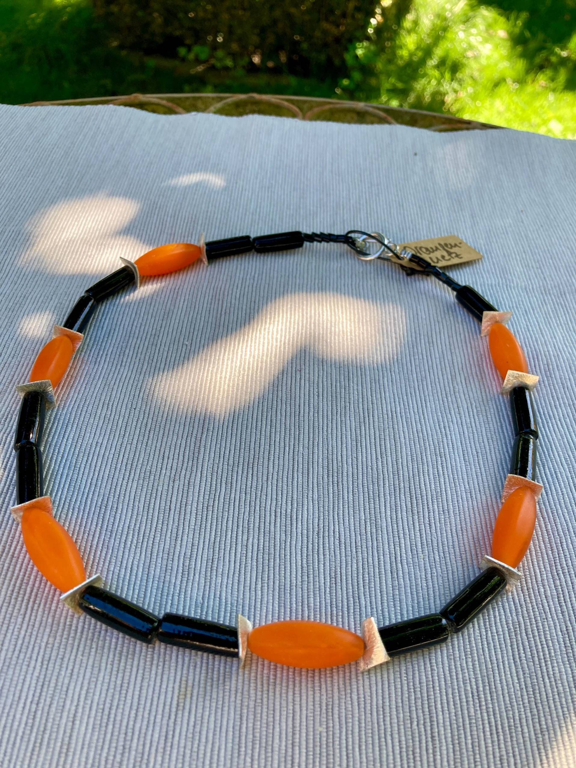Orangennetz | Halskette, Glasperlen, 50 cm Lang, Schwarz, Orange, Silber, Geschenk, Luxus, Gala, Dirndl, Tracht, Party, Theater, Mutter von Zickenzier