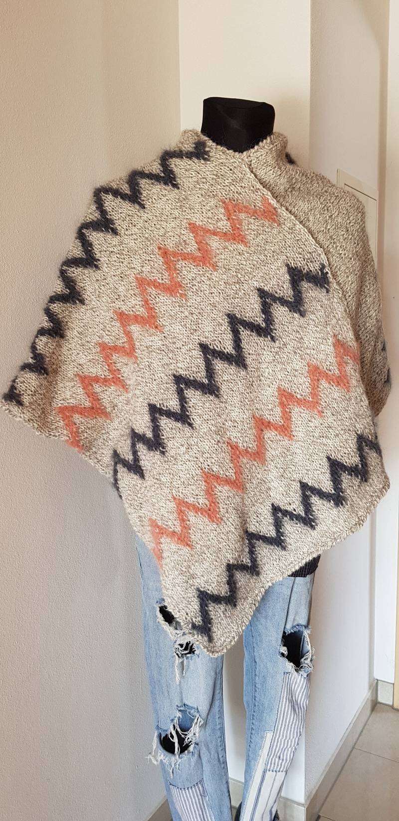 Handgestrickter Poncho von Ziegenschaeferei