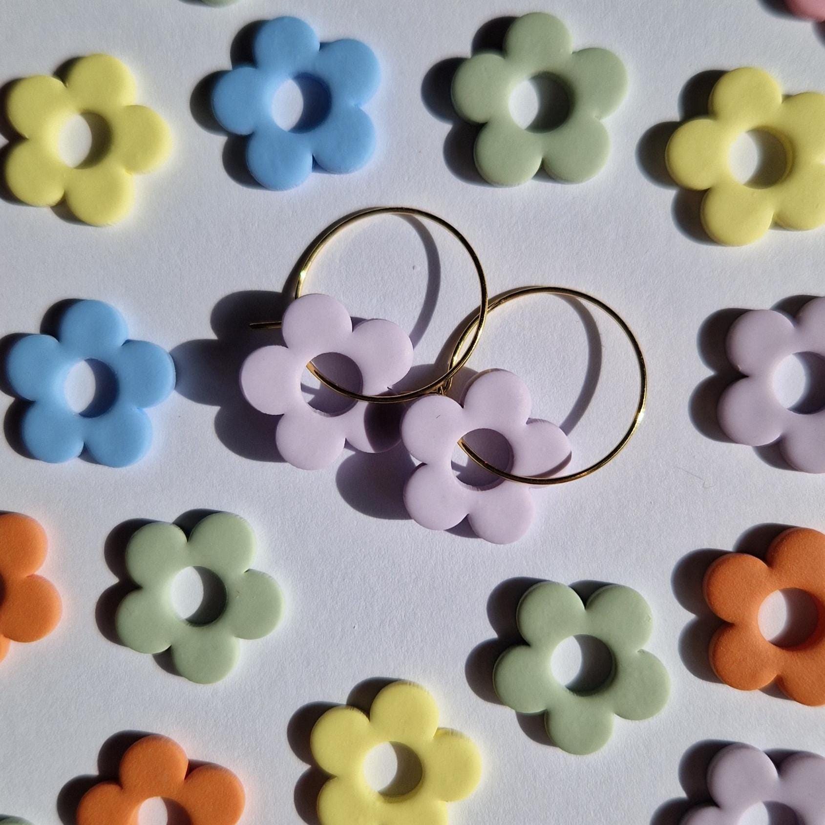 Creolen Mit Blumenanhänger | Leichte Ohrringe Aus Polymer Ton Edelstahl von Zierdich
