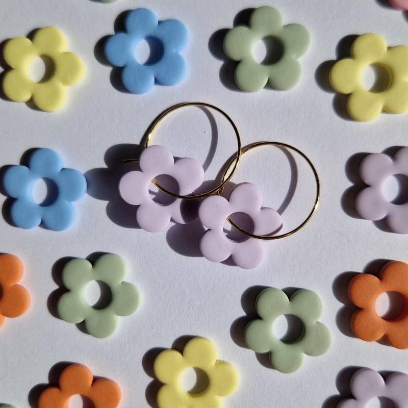 Creolen Mit Blumenanhänger | Leichte Ohrringe Aus Polymer Ton Edelstahl Creolen Mit Blumenanhänger | Leichte Ohrringe Aus Polymer Ton Edelstahl von Zierdich