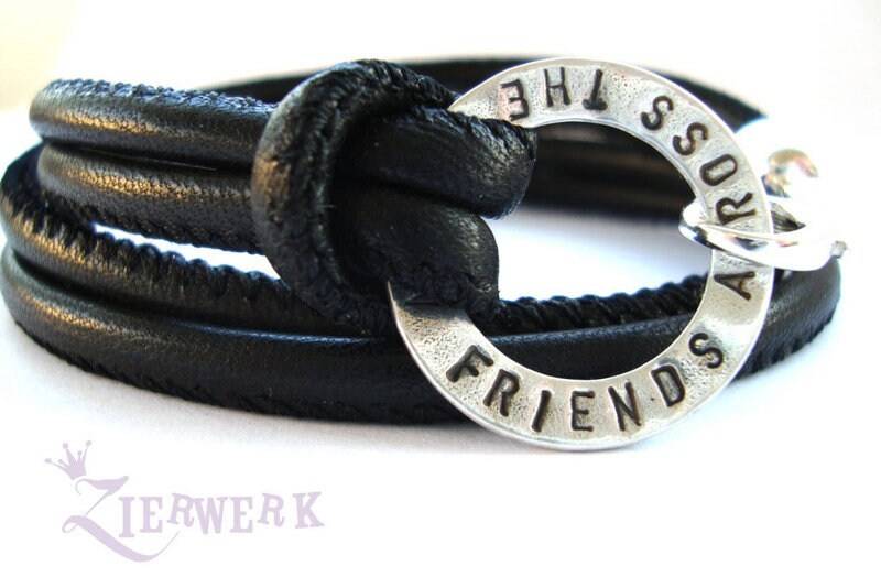 Messagearmband Individuell Handgestempelt, Nappaleder Wickelarmband Mit Affirmationsring von Zierwerk