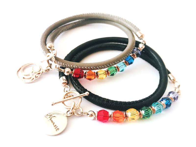 Yoga Armband Mit Perlen in Den Farben Der Chakren, Wickelarmband Aus Nappaleder Yoga Armband Mit Perlen in Den Farben Der Chakren, Wickelarmband Aus Nappaleder von Zierwerk