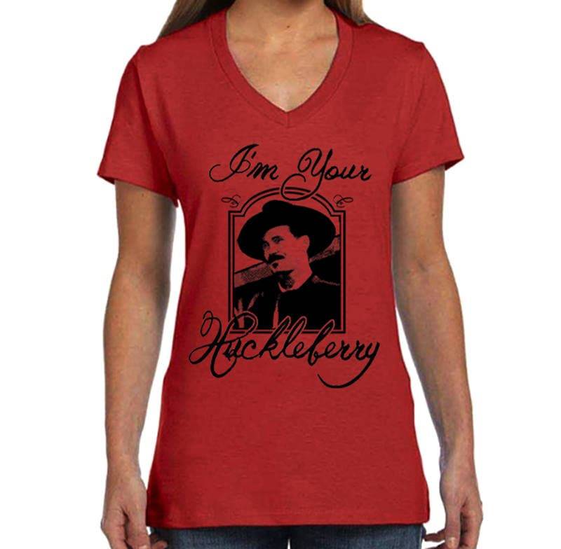 Ich Bin Ihre Huckleberry - Grabstein Hand Geschirmt Womens V-Ausschnitt Shirt von ZietlowsCustomSigns