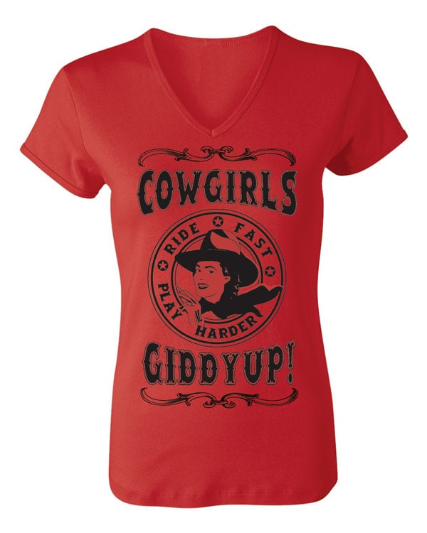 Retro Cowgirls Giddyup-Hand Gesirrte Womens V-Hals-Shirt von ZietlowsCustomSigns