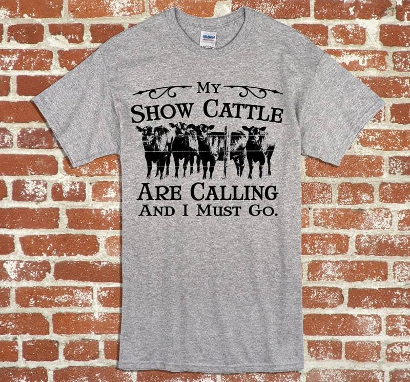 Show Cattle My Are Calling Unisex-Erwachsen - Und Jugend-T-Shirt von ZietlowsCustomSigns