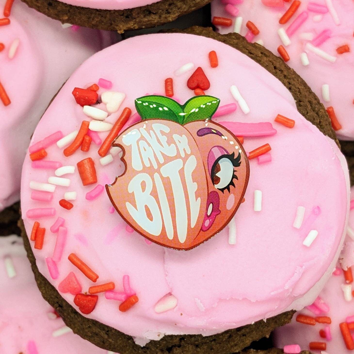 Take A Bite Pin/Pfirsich Kawaii Essen Lustiges Design Uv Print Cute Style Take A Bite Pin/Pfirsich Kawaii Essen Lustiges Design Uv Print Cute Style von ZiggyJiggy