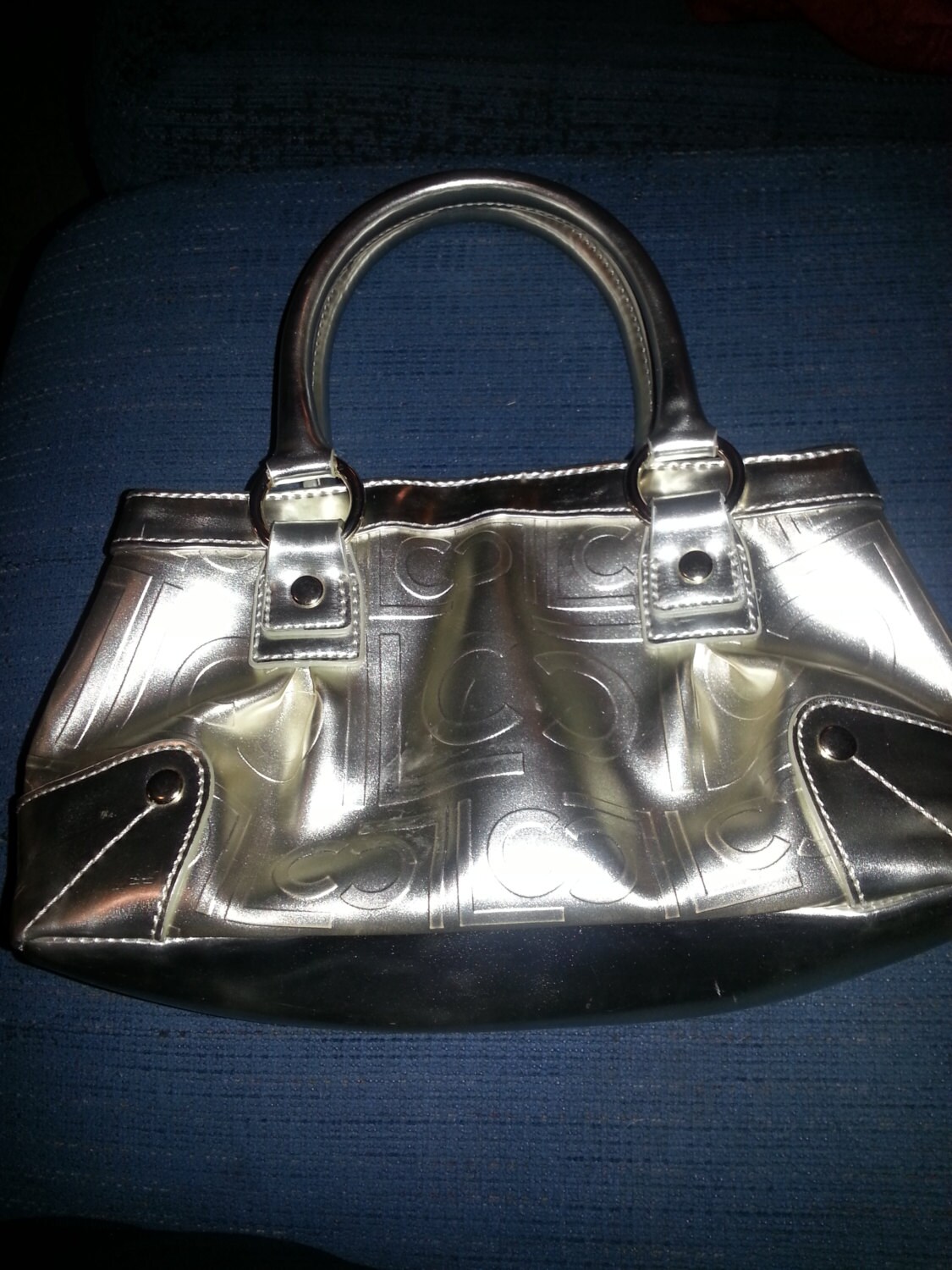 Eine Kleine Silber Liz Claiborner Geldbörse-Eine Wunderschöne Henkeltasche Ist Bereit Für Den Urlaub Eine Kleine Silber Liz Claiborner Geldbörse-Eine Wunderschöne Henkeltasche Ist Bereit Für Den Urlaub von ZiggyzAttic