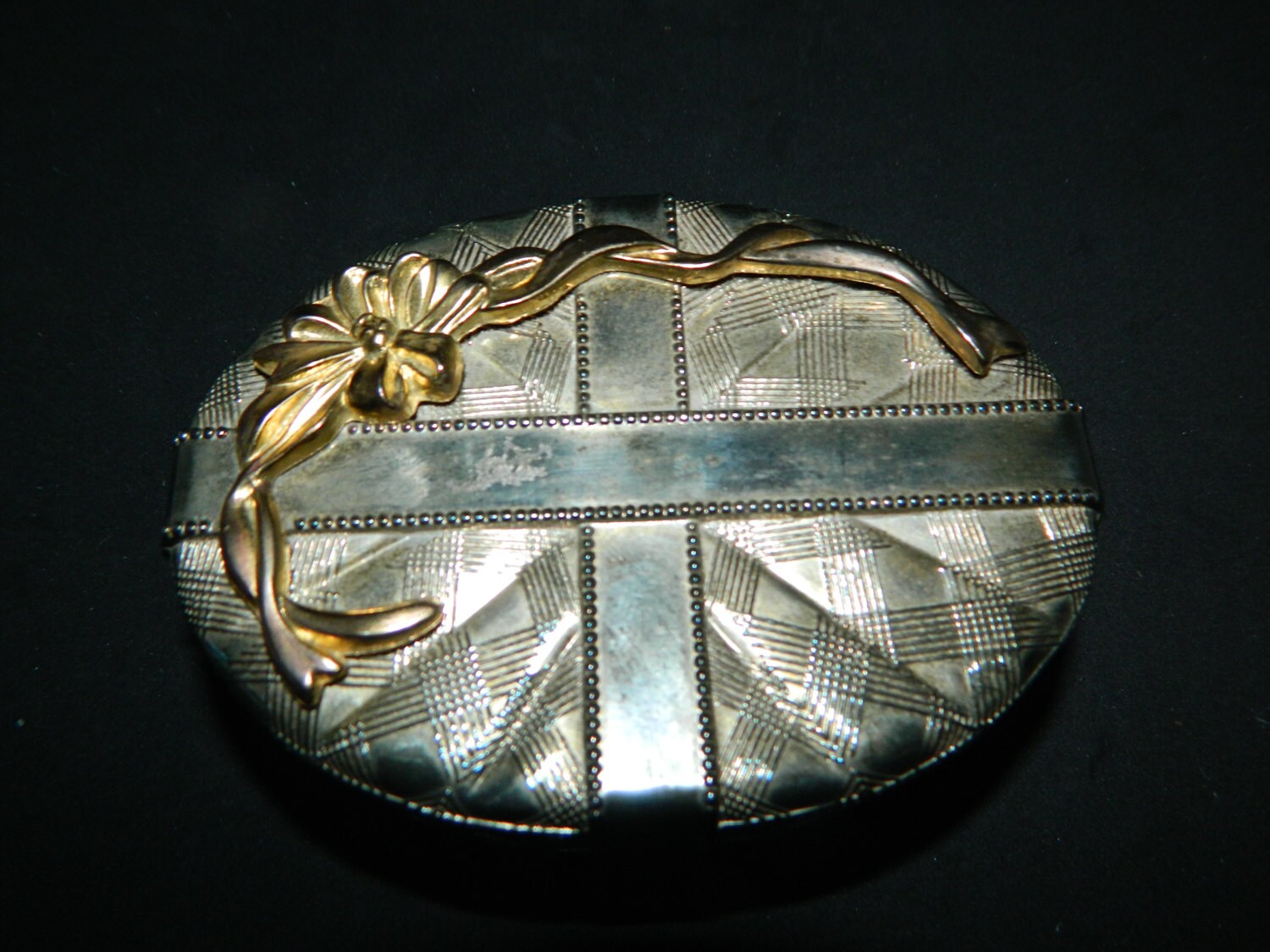 Eine Vintage-Silber Vergoldet Korb-Andenken-Box W/Eine Brass-Band-Dekor Auf Dem Deckel ~ Ziemlich Geprägt Und Detaillierte Blau Samt Innen Eine Vintage-Silber Vergoldet Korb-Andenken-Box W/Eine Brass-Band-Dekor Auf Dem Deckel ~ Ziemlich Geprägt Und Detaillierte Blau Samt Innen von ZiggyzAttic