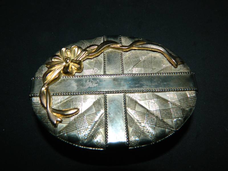 Eine Vintage-Silber Vergoldet Korb-Andenken-Box W/Eine Brass-Band-Dekor Auf Dem Deckel ~ Ziemlich Geprägt Und Detaillierte Blau Samt Innen Eine Vintage-Silber Vergoldet Korb-Andenken-Box W/Eine Brass-Band-Dekor Auf Dem Deckel ~ Ziemlich Geprägt Und Detaillierte Blau Samt Innen von ZiggyzAttic