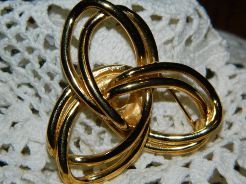 Einzigartig Gestaltete Goldton Brosche ~ Vintage Gold Ton Sammlerstück Pin Mode Modeschmuck Perfekt Für Jederzeit Des Jahres Geschenk Einzigartig Gestaltete Goldton Brosche ~ Vintage Gold Ton Sammlerstück Pin Mode Modeschmuck Perfekt Für Jederzeit Des Jahres Geschenk von ZiggyzAttic