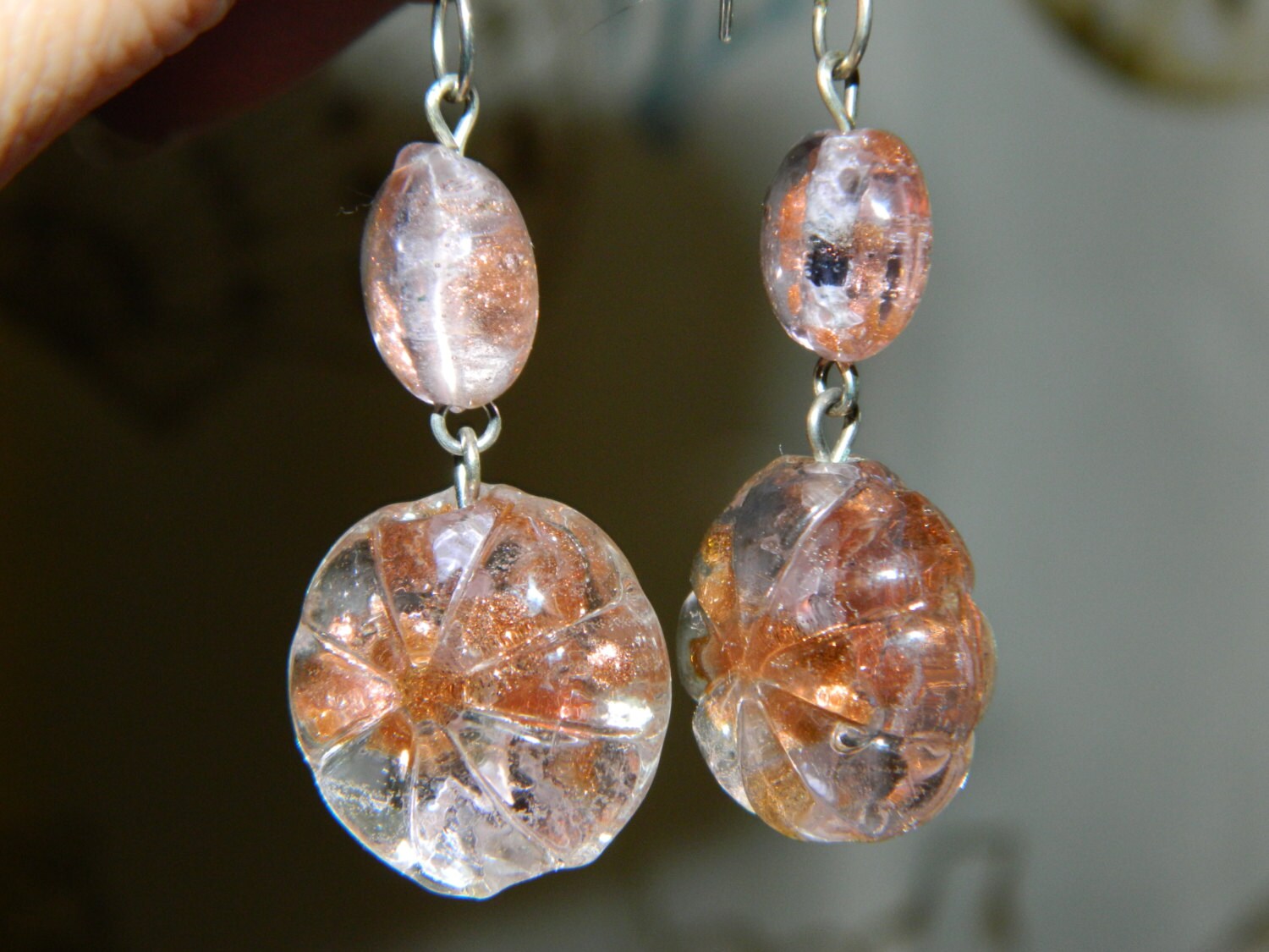 Geformte Blume Rose Farbigem Glas Perlen Ohrringe ~ Vintage Style Mode Kostüm Rosa W/Gold Glitter Füllung Geformte Blume Rose Farbigem Glas Perlen Ohrringe ~ Vintage Style Mode Kostüm Rosa W/Gold Glitter Füllung von ZiggyzAttic
