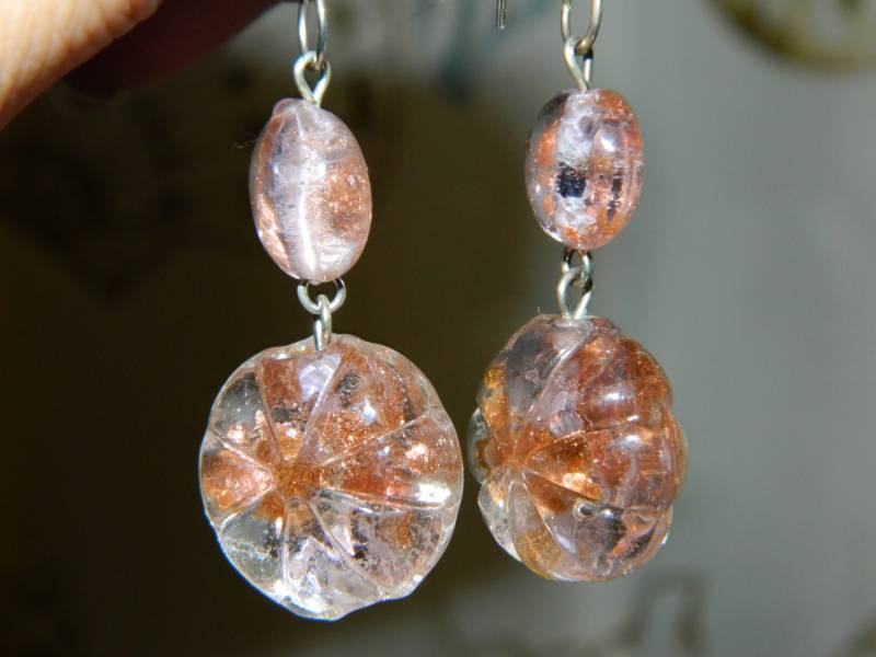 Geformte Blume Rose Farbigem Glas Perlen Ohrringe ~ Vintage Style Mode Kostüm Rosa W/Gold Glitter Füllung Geformte Blume Rose Farbigem Glas Perlen Ohrringe ~ Vintage Style Mode Kostüm Rosa W/Gold Glitter Füllung von ZiggyzAttic