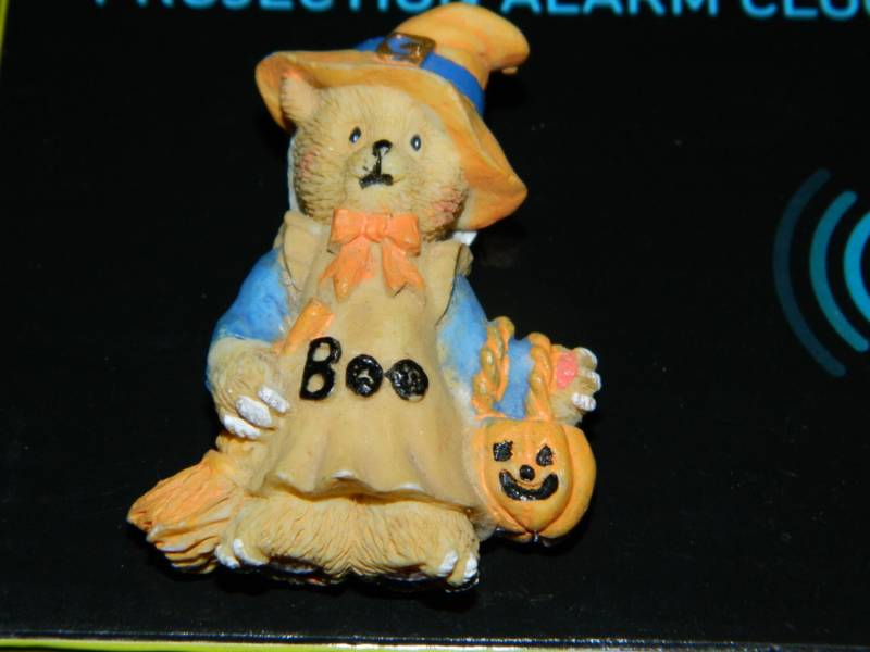 Halloween Tragen Pin ~ Teddybär Hexe Brosche Mit Einem Kürbis & Besen Mode Modeschmuck Neuheit Geben Als Leckerbissen Oder Halten Sie Sich Selbst von ZiggyzAttic