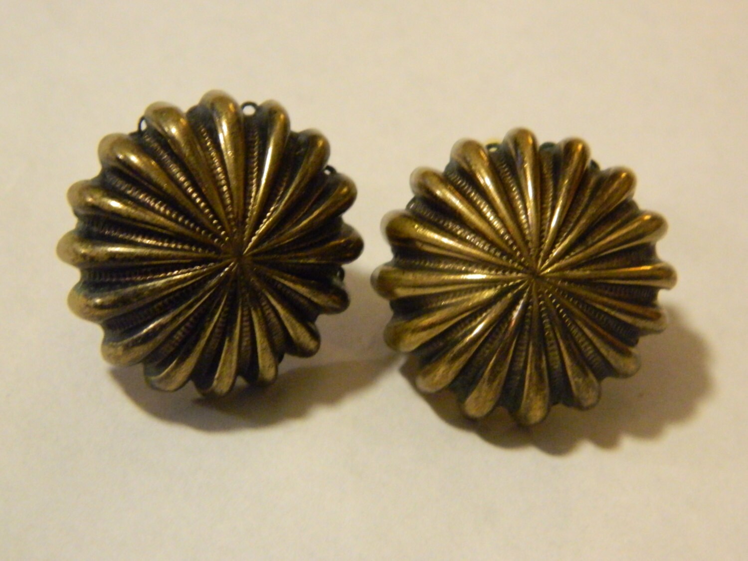 Kostüm Gold Farbigen Clip ~ Auf Ohrringe W/Comfort Pads Jeder Ohrring Modeschmuck Perfekt Zu Tragen Das Ganze Jahr Kostüm Gold Farbigen Clip ~ Auf Ohrringe W/Comfort Pads Jeder Ohrring Modeschmuck Perfekt Zu Tragen Das Ganze Jahr von ZiggyzAttic