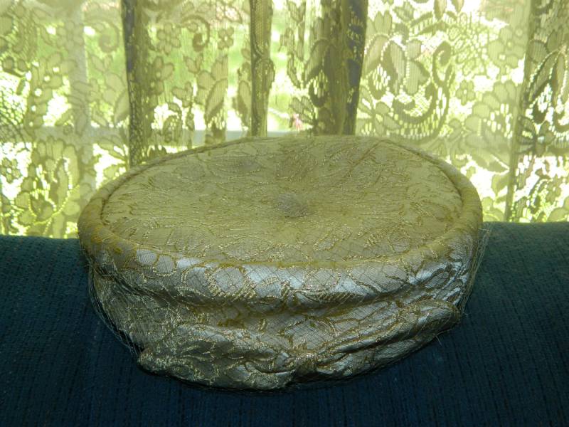 Vintage Beige & Gold Wedding Hat. Union Macht Frauen Alte Mode Hochzeitskappe Mit Netting Und Bogen An Front von ZiggyzAttic