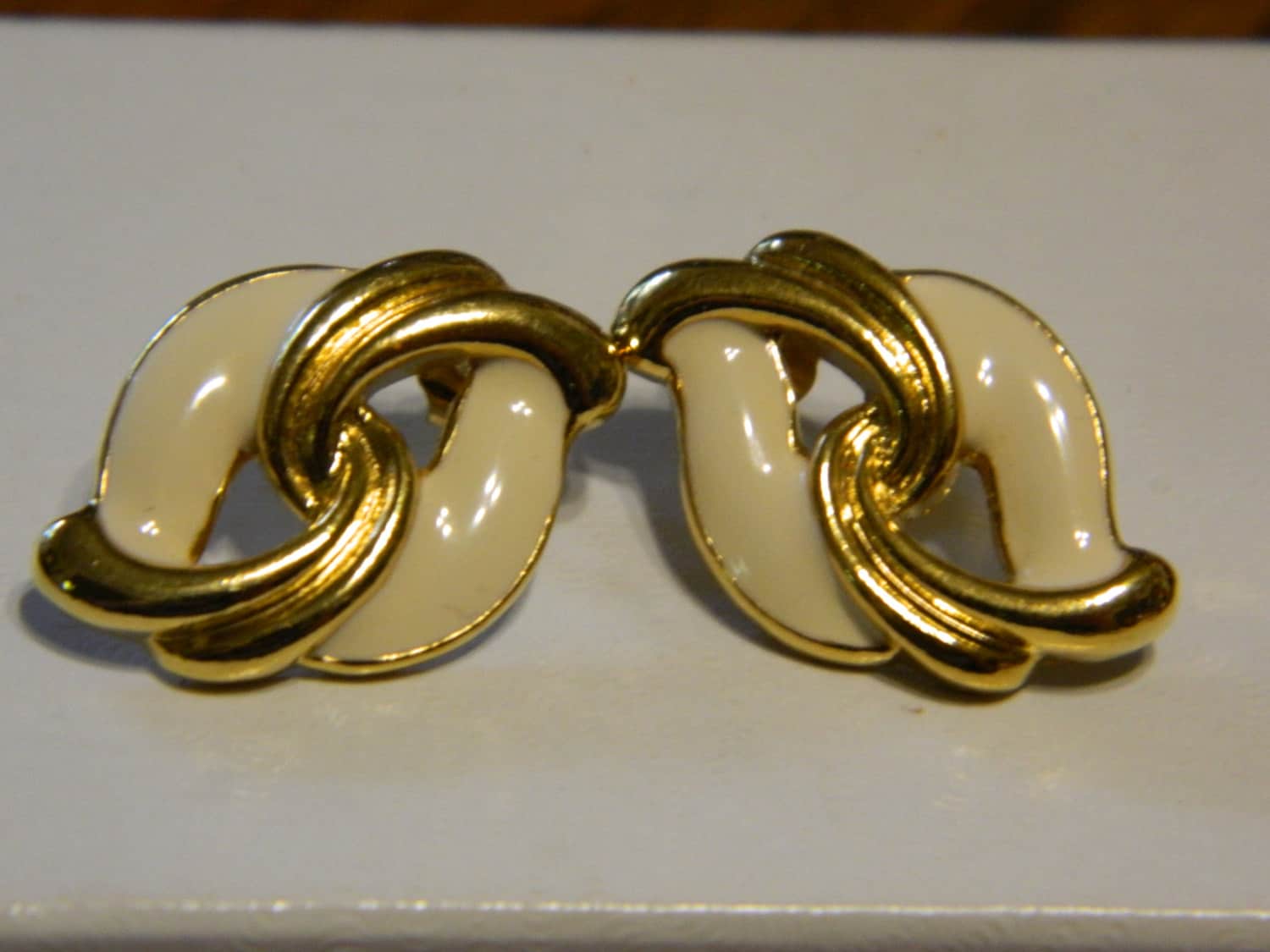 Vintage Cremigen Beige & Gold Ohrstecker ~ Elegant Und Goldtone Emaille Ohrringe Mode Kostüm Alle Gelegenheit Vintage Cremigen Beige & Gold Ohrstecker ~ Elegant Und Goldtone Emaille Ohrringe Mode Kostüm Alle Gelegenheit von ZiggyzAttic