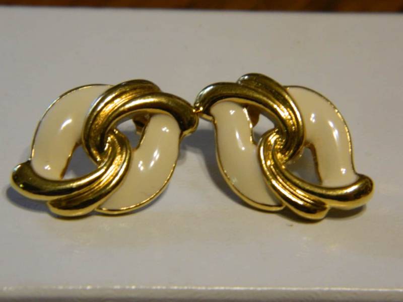 Vintage Cremigen Beige & Gold Ohrstecker ~ Elegant Und Goldtone Emaille Ohrringe Mode Kostüm Alle Gelegenheit Vintage Cremigen Beige & Gold Ohrstecker ~ Elegant Und Goldtone Emaille Ohrringe Mode Kostüm Alle Gelegenheit von ZiggyzAttic