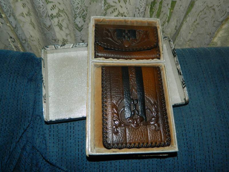 Vintage Echte Steer Verstecken Leder Brieftasche & Schlüsselanhänger Geschenk-Set. Braun Und Schwarz | Unbenutzt Schlüsselhalter Set W/Box von ZiggyzAttic