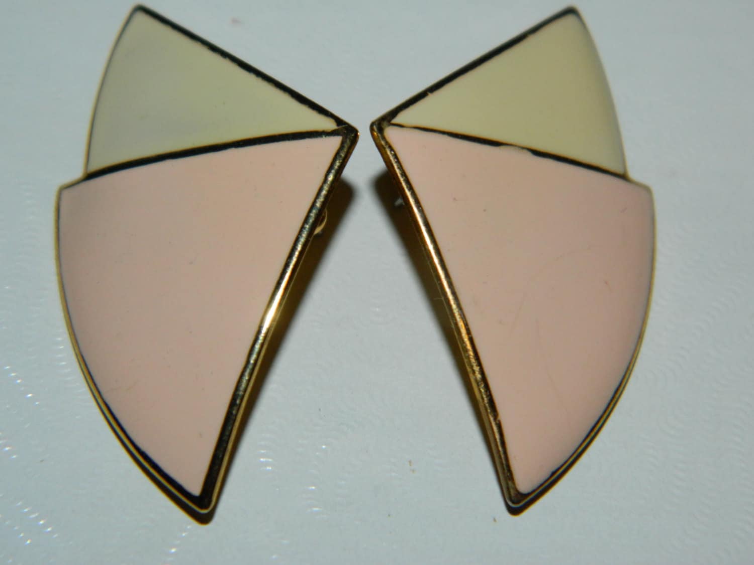Vintage Leichte Pfirsich & Beige, Geätzt in Gold ~ Ohrstecker Ton Eleganter Cremiger Beige Emaille Ohrringe Mode Kostüm Vintage Leichte Pfirsich & Beige, Geätzt in Gold ~ Ohrstecker Ton Eleganter Cremiger Beige Emaille Ohrringe Mode Kostüm von ZiggyzAttic