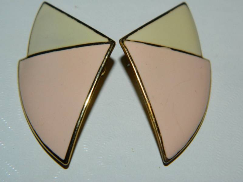 Vintage Leichte Pfirsich & Beige, Geätzt in Gold ~ Ohrstecker Ton Eleganter Cremiger Beige Emaille Ohrringe Mode Kostüm Vintage Leichte Pfirsich & Beige, Geätzt in Gold ~ Ohrstecker Ton Eleganter Cremiger Beige Emaille Ohrringe Mode Kostüm von ZiggyzAttic