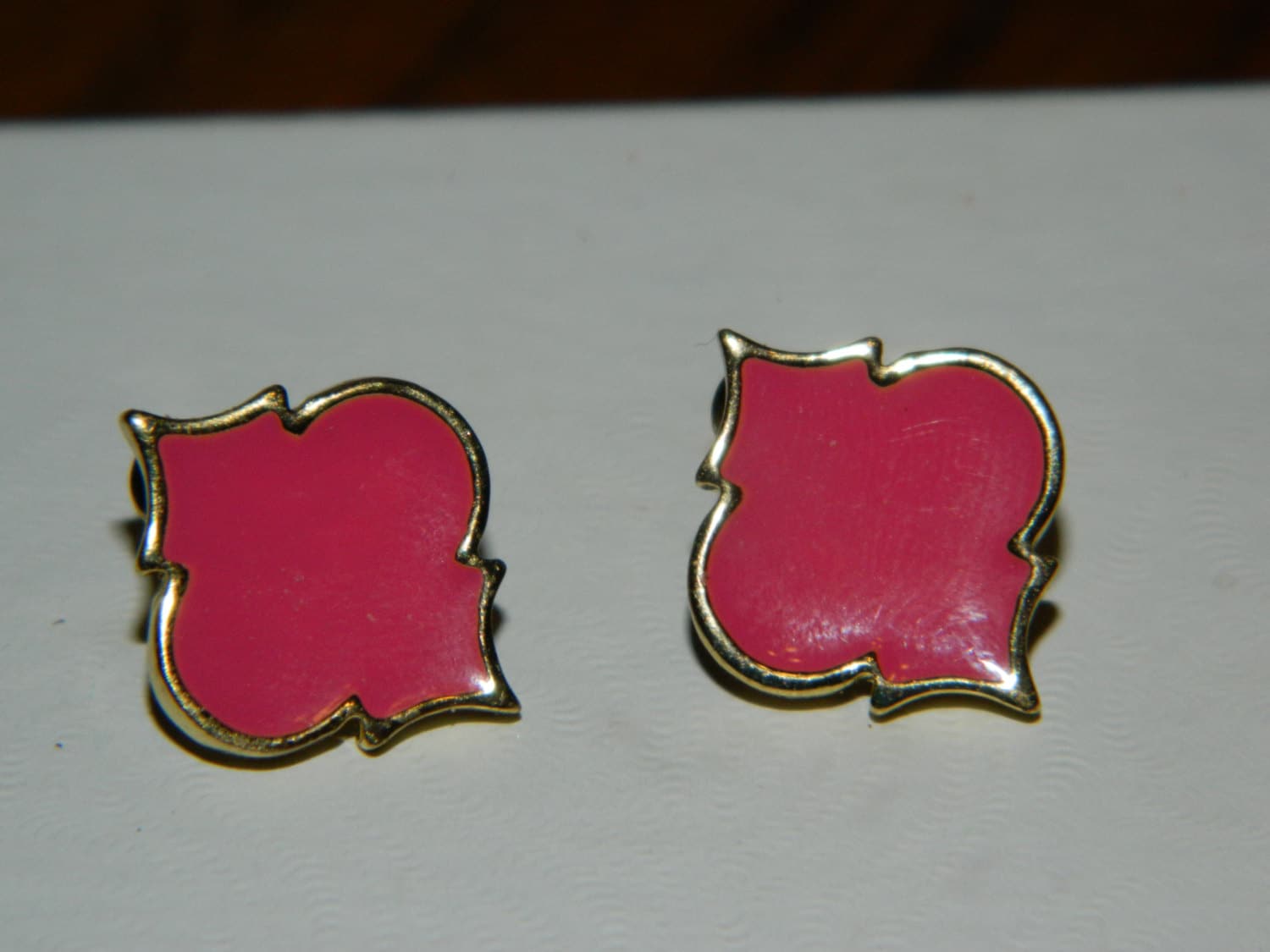 Vintage Pink & Gold Ohrstecker ~ Rosa Emaille Und Goldtone Ohrringe Mode Kostüm Große Hinzufügen Ihre Schmuckkollektion Vintage Pink & Gold Ohrstecker ~ Rosa Emaille Und Goldtone Ohrringe Mode Kostüm Große Hinzufügen Ihre Schmuckkollektion von ZiggyzAttic