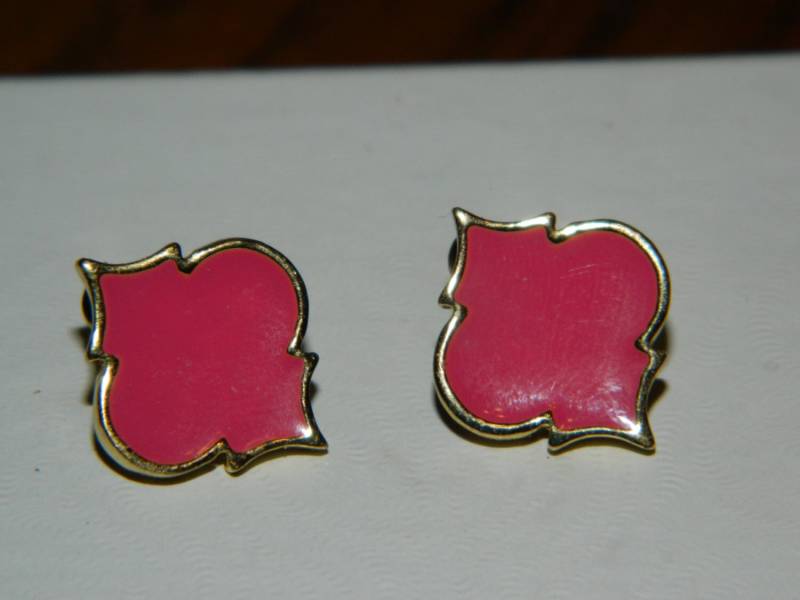 Vintage Pink & Gold Ohrstecker ~ Rosa Emaille Und Goldtone Ohrringe Mode Kostüm Große Hinzufügen Ihre Schmuckkollektion Vintage Pink & Gold Ohrstecker ~ Rosa Emaille Und Goldtone Ohrringe Mode Kostüm Große Hinzufügen Ihre Schmuckkollektion von ZiggyzAttic