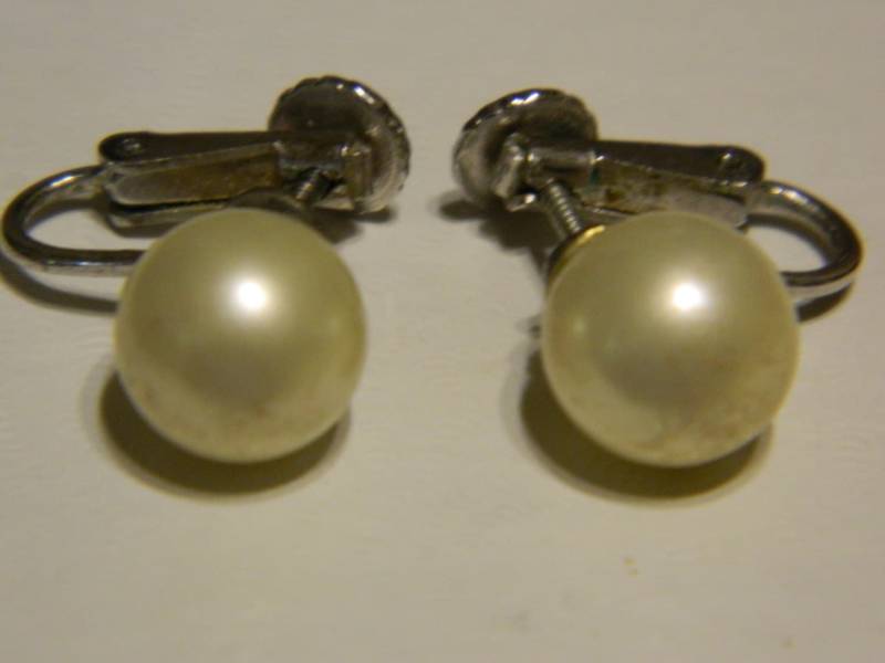 Vintage Schraube Auf Perle Ohrringe ~ A Schönes Set Oder Paar Können Getragen Werden Alle Jahr Um Für Jede Gelegenheit Perfekte Ein Hochzeit Vintage Schraube Auf Perle Ohrringe ~ A Schönes Set Oder Paar Können Getragen Werden Alle Jahr Um Für Jede Gelegenheit Perfekte Ein Hochzeit von ZiggyzAttic