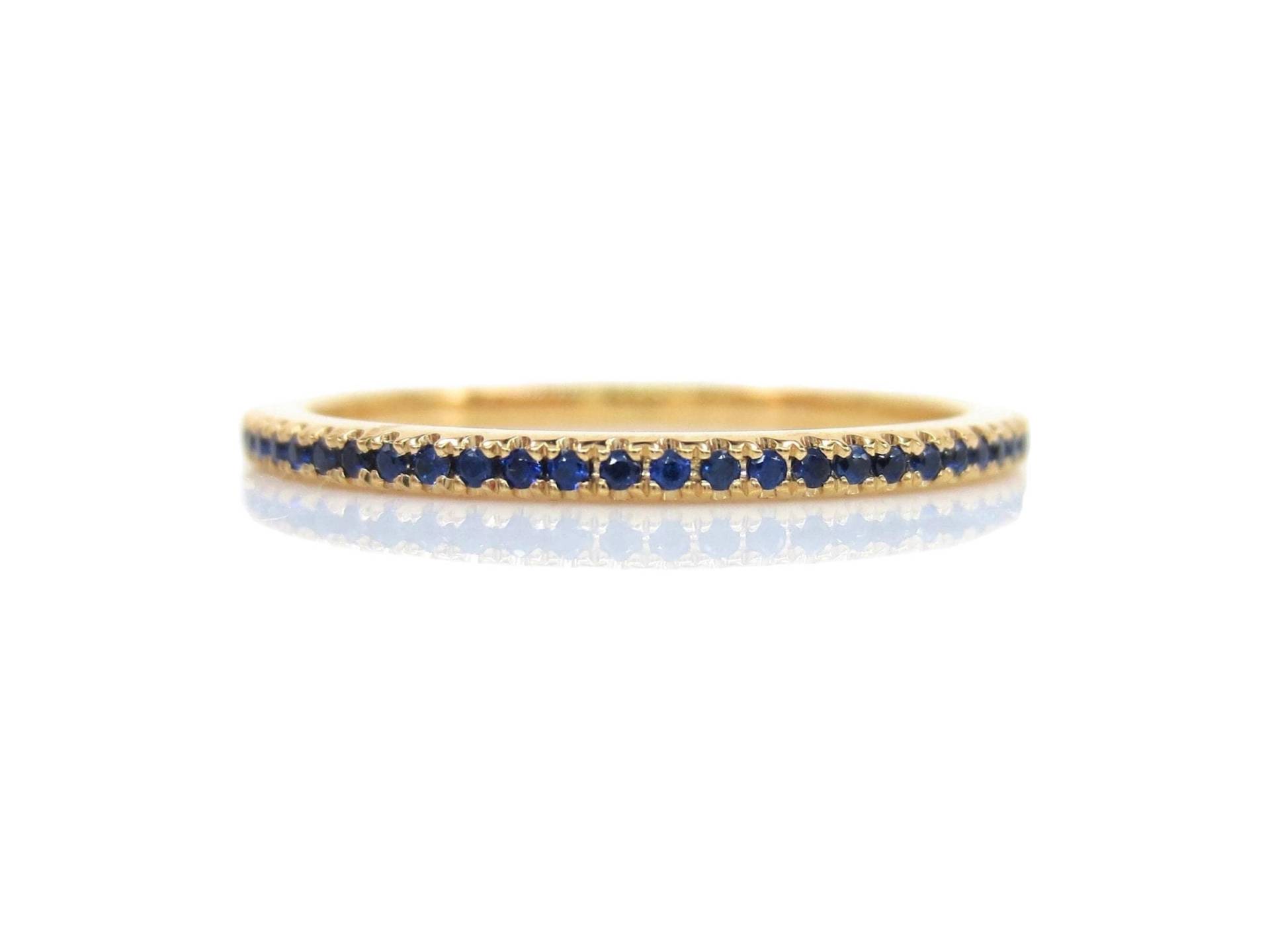 18K Gold Blauer Saphir Eternity Band Zierlicher Stapelbarer Ring 18K Gold Blauer Saphir Eternity Band Zierlicher Stapelbarer Ring von ZinaFineJewelry
